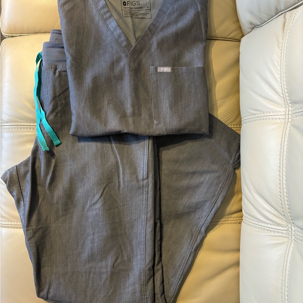 Large TALL (Kade cargo) bottoms, medium (Catarina one-pocket) top